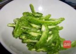 炝拌苦瓜的做法图解3