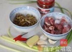 蒜苗酸豇豆爆鸡杂的做法图解1