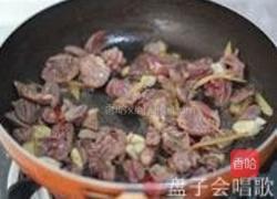 蒜苗酸豇豆爆鸡杂的做法图解9