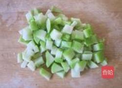 咸鱼粒炒合掌瓜的做法图解2