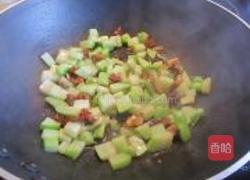咸鱼粒炒合掌瓜的做法图解6