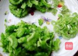 苦瓜鸡蛋炸酱面的做法图解1