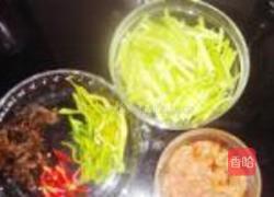 芹菜炒肉丝的做法图解1