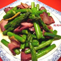芦笋炒腊肉的做法[图]