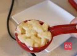 浓情草莓香蕉塔的做法图解6