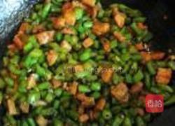 四季豆炒熟肉丁的做法图解10