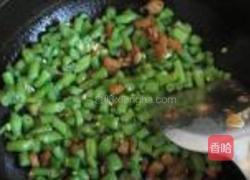 四季豆炒熟肉丁的做法图解8