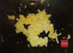 鸡蛋炒玉米饼米饭的做法图解4