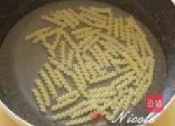 鲜虾桃仁螺丝粉的做法图解2