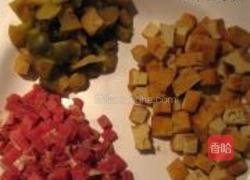 榨菜豆丁的做法图解1