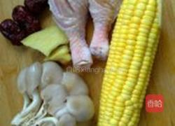 玉米平菇炖鸡腿的做法图解1