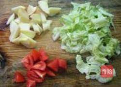 圆白菜番茄苹果汁的做法图解2