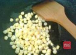 鲜桃玉米炒饭的做法图解3