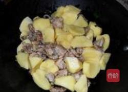 土豆烧牛肉的做法图解5