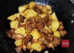 土豆烧牛肉的做法图解6