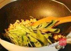 松子菠菜苗炒意粉的做法图解6
