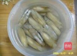 蛏子蒸丝瓜的做法图解1