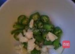 茄汁油渣炒馒头的做法图解1