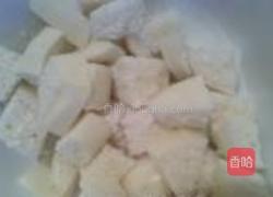 茄汁油渣炒馒头的做法图解2