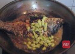 紫苏毛豆烧鲫鱼的做法图解6
