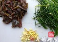 韭菜花炒鳝丝的做法图解1