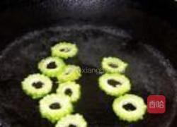 苦瓜培根金针菇卷的做法图解4