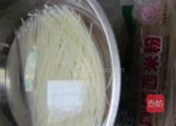 鸡肉汤米粉的做法图解1