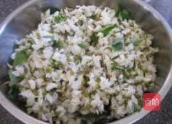 蒸槐花的做法图解2