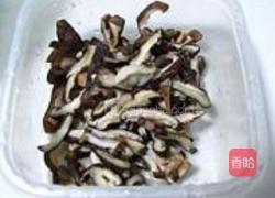 韭菜香菇炒肉丝的做法图解2