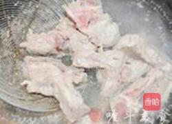 冬瓜薏米脊骨汤的做法图解2