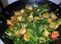 韭菜炒豆腐的做法图解7