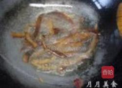 乌贼鲞炒茶树菇的做法图解3