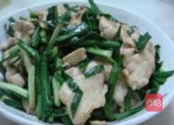 韭菜炒鸡胸脯肉的做法图解5