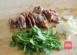 干煸腊味菜花的做法图解2