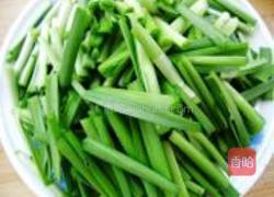 桃仁炒韭菜的做法图解1