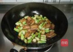五花肉烧土豆芸豆的做法图解7