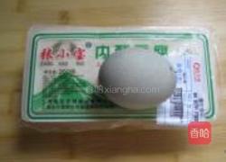 皮蛋豆腐的做法图解1