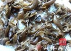 荸荠炒黑木耳的做法图解2
