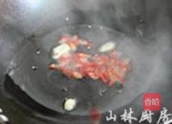 荸荠炒黑木耳的做法图解3