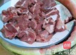 西瓜皮红烧排骨的做法图解1