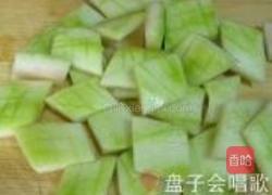 西瓜皮红烧排骨的做法图解3