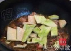 西瓜皮红烧排骨的做法图解5