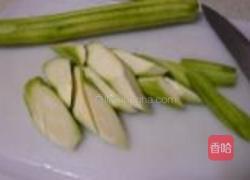 油面筋炒丝瓜的做法图解2