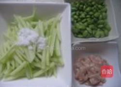 瓜皮肉丝炒毛豆的做法图解2