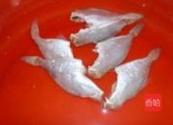 韭菜花炒剥皮鱼的做法图解2
