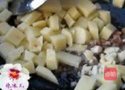 腊肉土豆焖饭的做法图解2