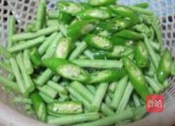 青椒炒豆角的做法图解1