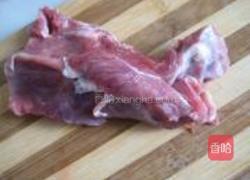 香辣牛肉烧笋子的做法图解1