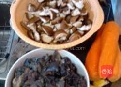 香菇胡萝卜烧乌鸡的做法图解1