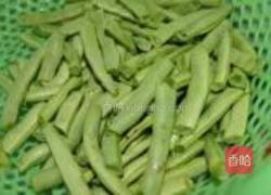 干煸梅豆的做法图解1